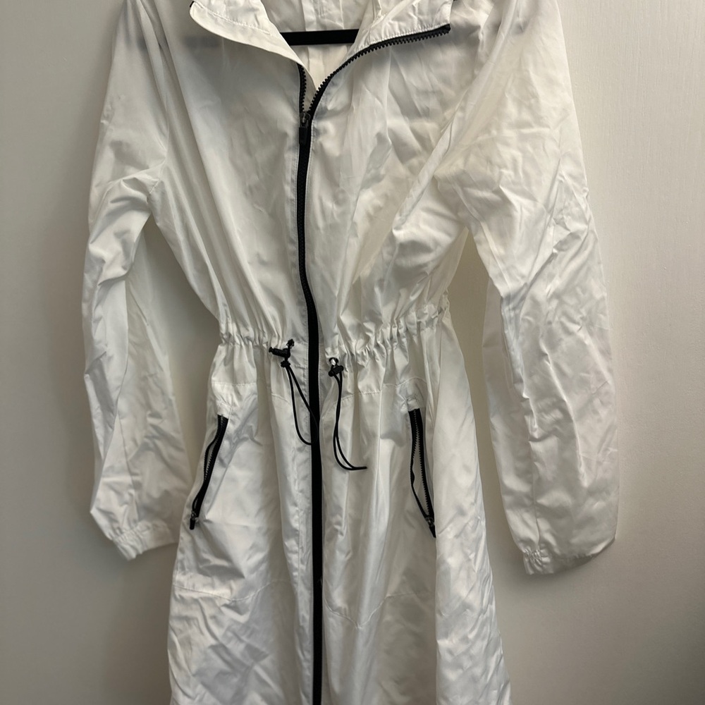 Fila White Sporty Trench Coat with Water-Resistant Material